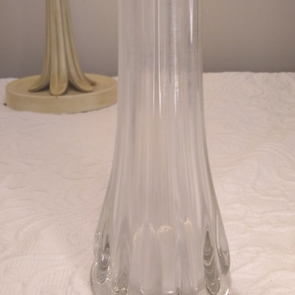 Tall clear swung bud vase - Picture 4 of 8
